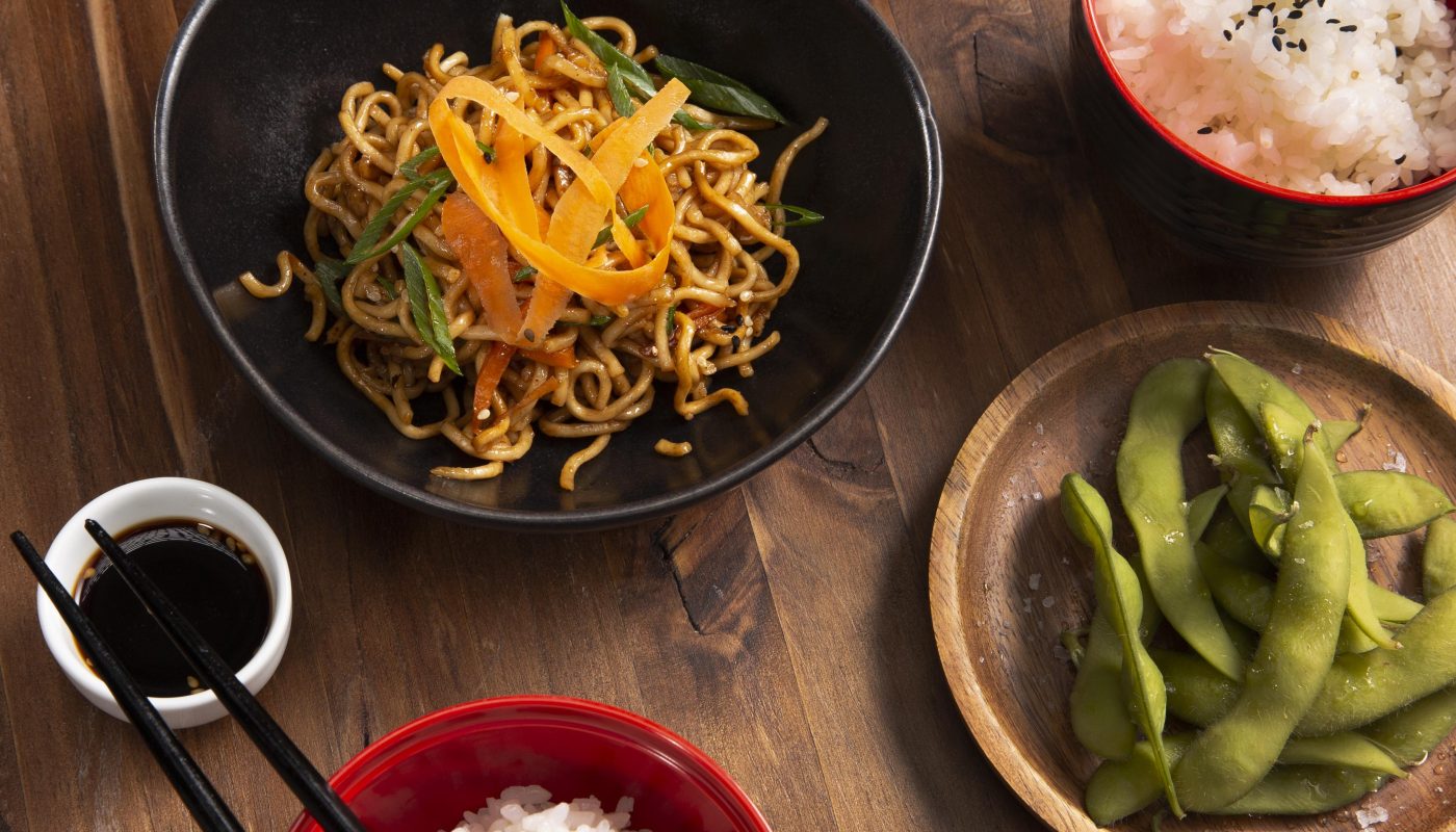 Différents bols avec graine de sésame, riz blanc, edamame, nouille chinoise, algues