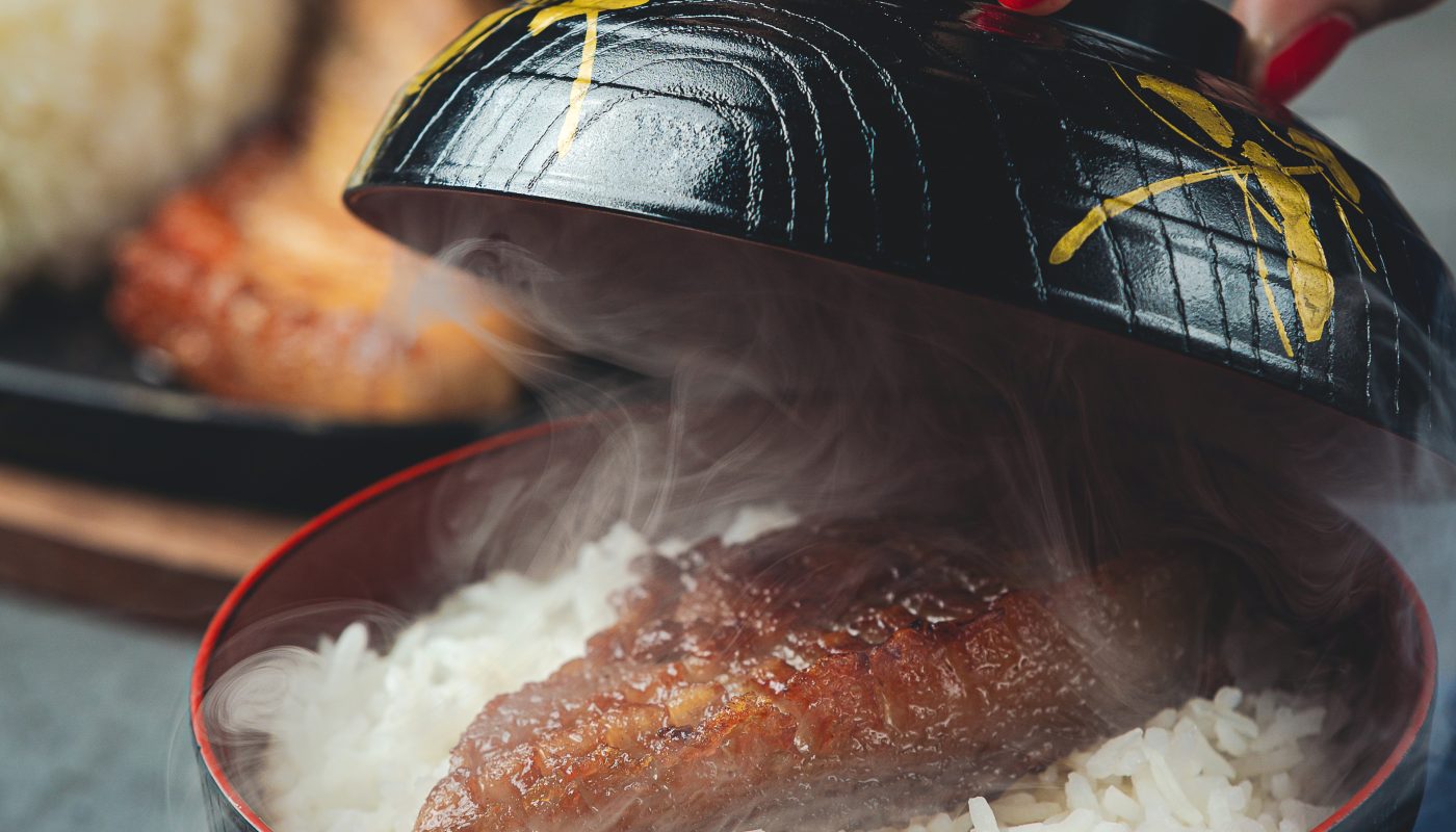 Bol avec du riz vinaigré avec poisson grillé