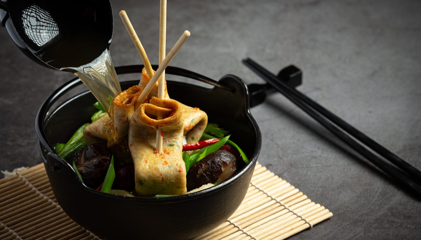 Plat cuit dans un bol avec un bouillon de poulet