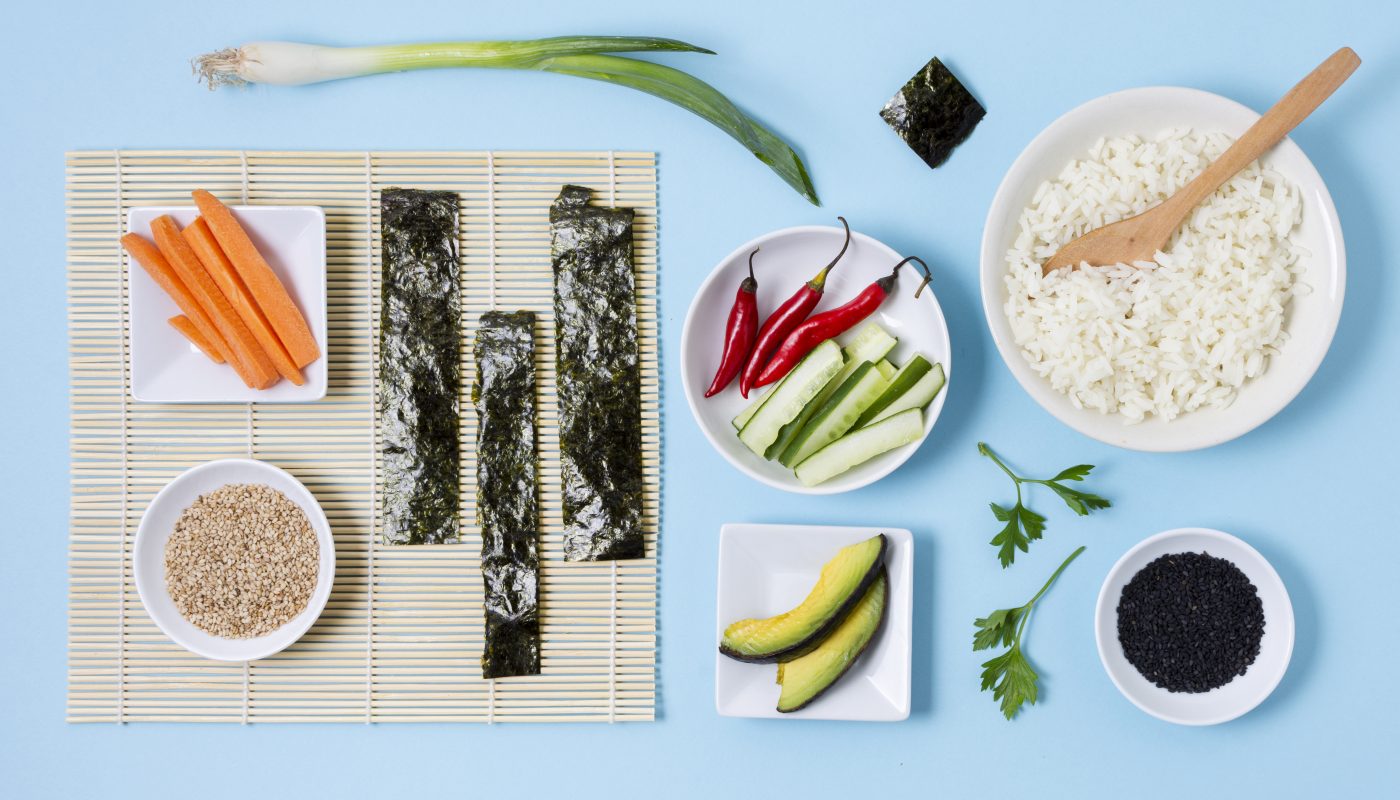 Les ingrédients de sushis disposés : algues, riz, légumes