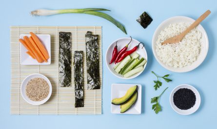 Les ingrédients de sushis disposés : algues, riz, légumes